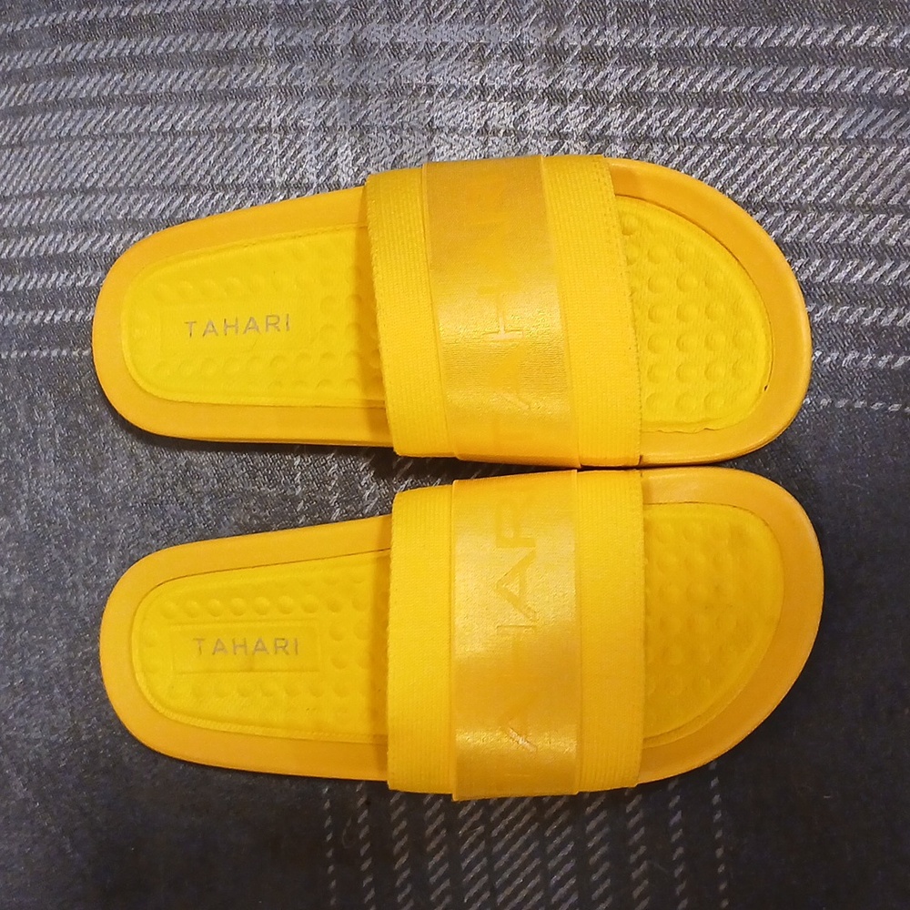 Tahari mustard yellow slides size 8 brand new never worn 💛